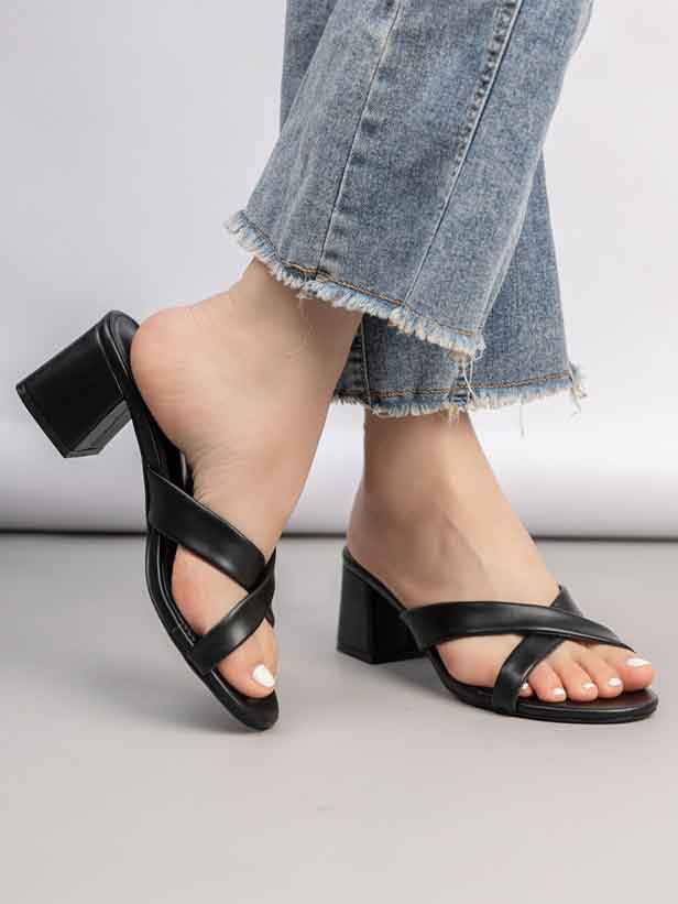 Samine - Elegante sandaler med bred hæl og krydsende remme over foden